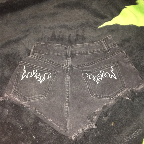 Black flame short - Picture 2 of 2